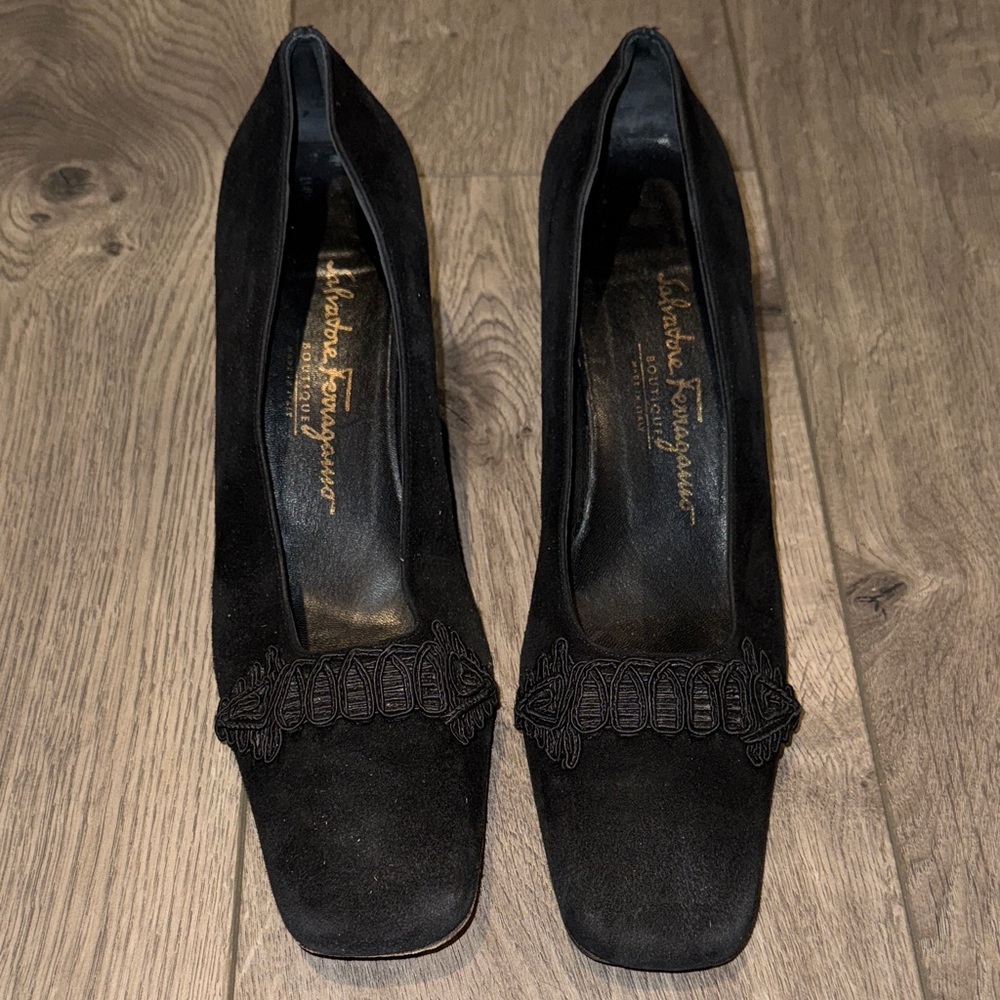 Salvatore Ferragamo Polly women's black nero suede heels, size 9.5 2A